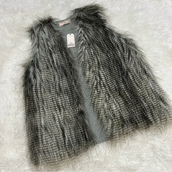 Pink Republic Gray Faux Feathered Fur Knit Woman’s Vest NWT size Large - Picture 2 of 10